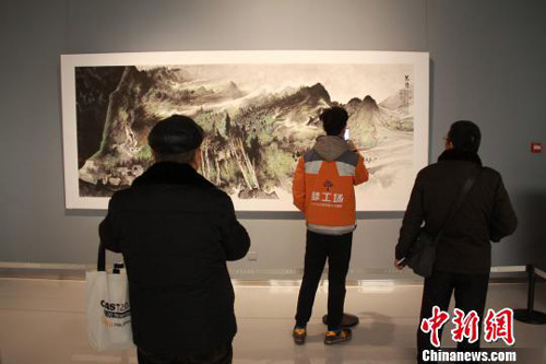 图为老中青三代观众驻足中国山水画前观摩。　曾洁 摄