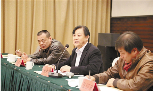 为保证会议的顺利召开，3月22日晚，山东省国画院院长朱全增先生（中）组织召开了院委会。
